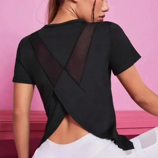 Adoptez le t-shirt noir pour femme, un choix décontracté qui allie style et confort. Idéal pour les sorties ou les moments de détente.
