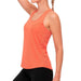 Vue de profil du débardeur sport femme orange, tissu respirant côtelé et coupe fluide
