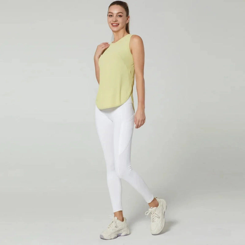 Débardeur de sport femme jaune respirant, vue entière en position décontractée, idéal pour le fitness, la marche sportive et le yoga