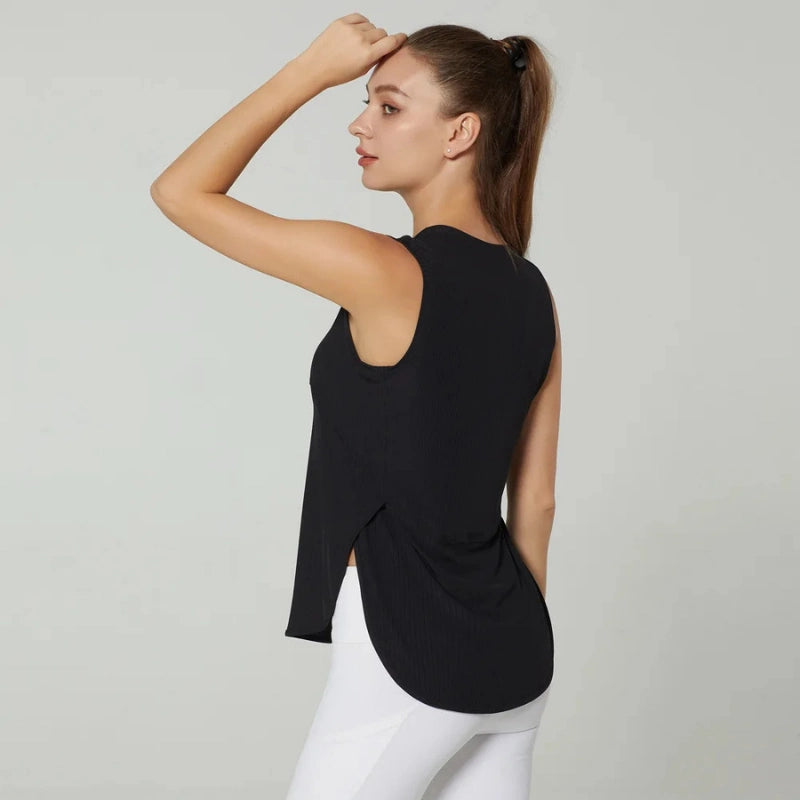 Débardeur de sport femme noir respirant, vue de côté avec fente latérale, idéal pour le fitness, la course et l’entraînement