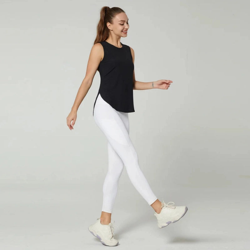 Débardeur de sport femme noir respirant en mouvement, associé à un legging blanc, idéal pour la marche sportive, le fitness et le running