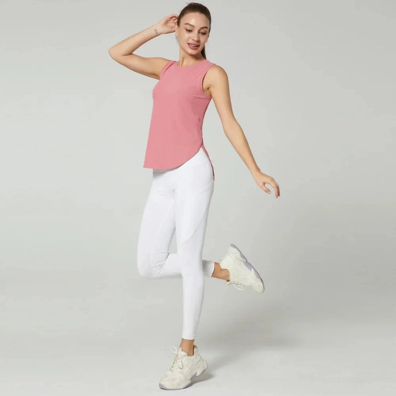 Débardeur de sport femme rose respirant en mouvement, porté avec legging blanc, idéal pour le fitness, le yoga et la course à pied