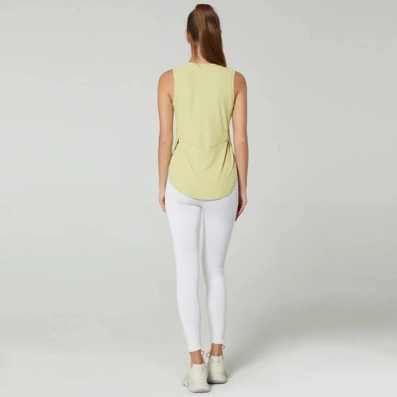 Débardeur de sport femme rose respirant, vue entière en mouvement, idéal pour le fitness, la danse et les entraînements dynamiques