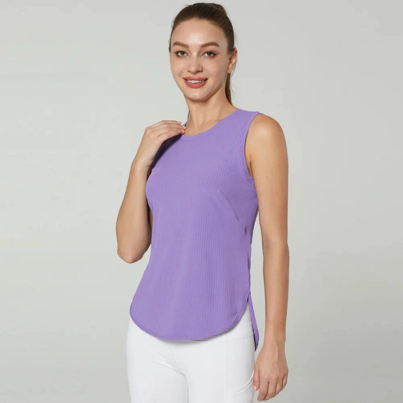 Débardeur de sport femme violet respirant, vue de profil léger sourire, idéal pour le fitness, la gym et les entraînements quotidiens