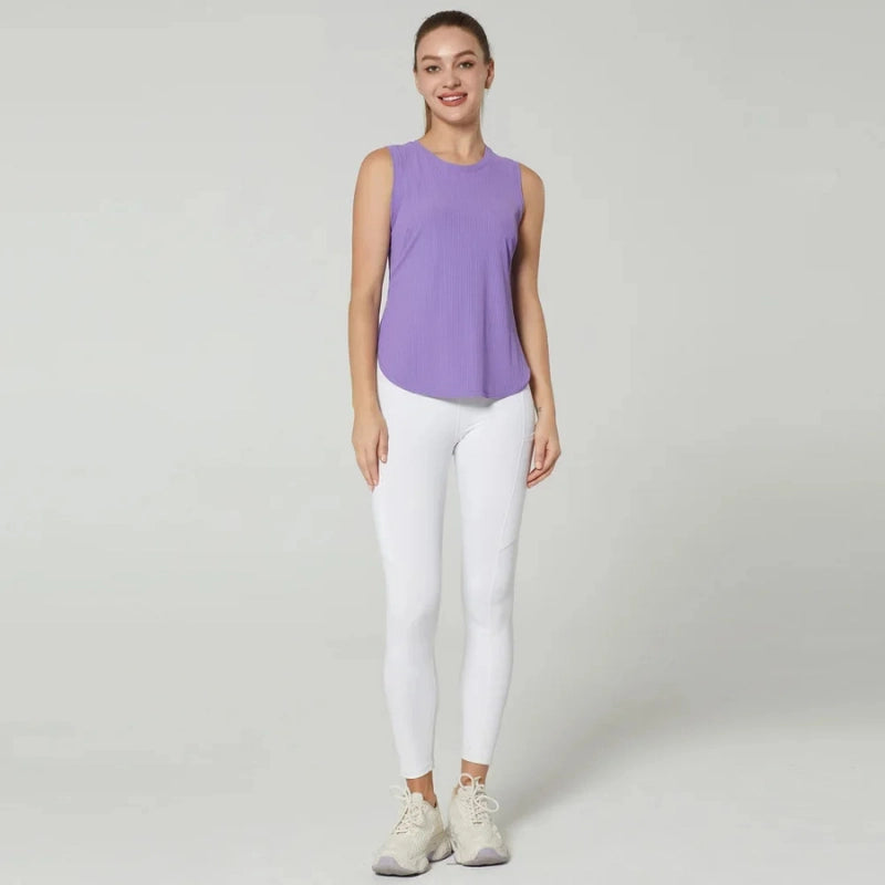 Débardeur de sport femme violet respirant, vue entière de face, idéal pour le fitness, la gym et les séances d’entraînement