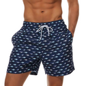 Short de bain homme bleu marine porté – motifs requins bleus, style océan, cordon blanc ajustable