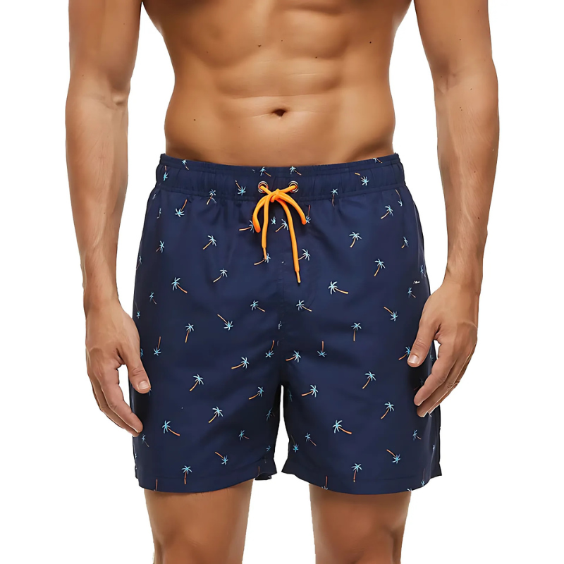 Short de bain homme bleu marine porté – motifs palmiers orange et turquoise, cordon orange fluo ajustable