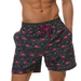 Short de bain homme noir porté – motifs flamants roses fun, coupe droite et poches latérales visibles
