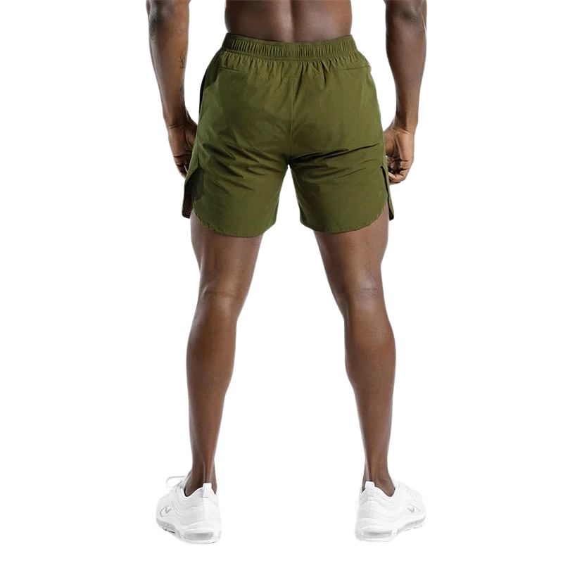 Vue arrière du short de sport vert porté par un homme – coupe ergonomique et fente latérale