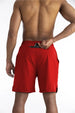 Vue arrière du short de sport homme rouge 2-en-1 avec poche zippée discrète pour ranger des clés ou objets de valeur pendant l’activité physique