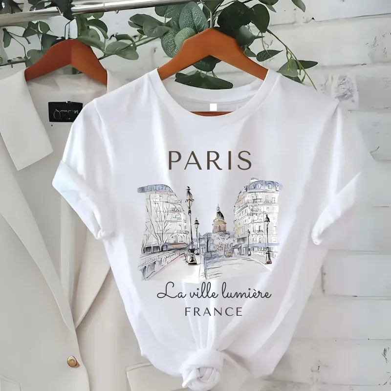 Tee-shirt femme blanc imprimé Paris La Ville Lumière France suspendu sur cintre, présentation produit