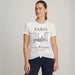 Tee-shirt femme imprimé Paris La Ville Lumière France style vintage, porté par mannequin, fond studio gris clair