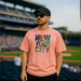 T-shirt rose NEW YORK CITY porté au stade – style streetwear sportif et ample