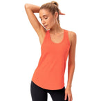 Zoom sur le débardeur sport femme orange, tissu respirant côtelé et coupe confortable