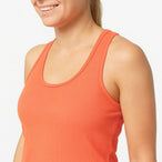 Zoom sur le tissu côtelé du débardeur sport femme orange, matière douce et respirante