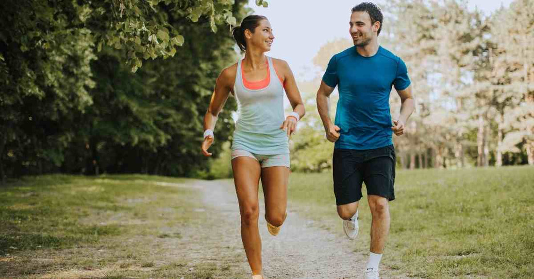 Homme et femme courant en tenue running été respirante sur un chemin par temps chaud
