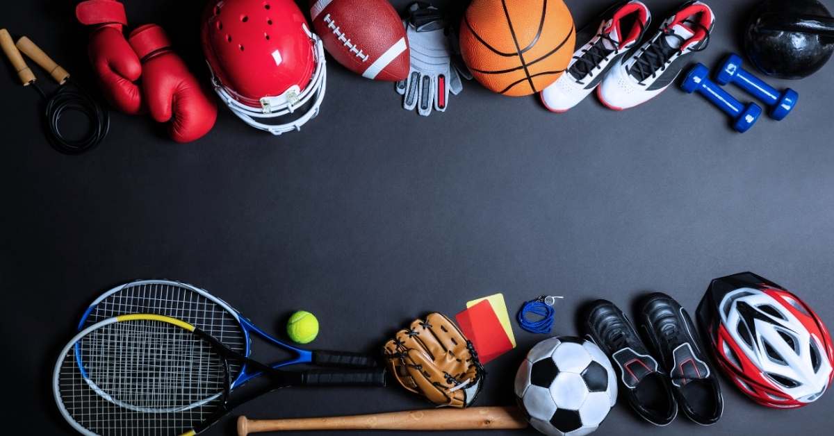 Équipements de sport variés : chaussures, ballon, raquette et accessoires fitness