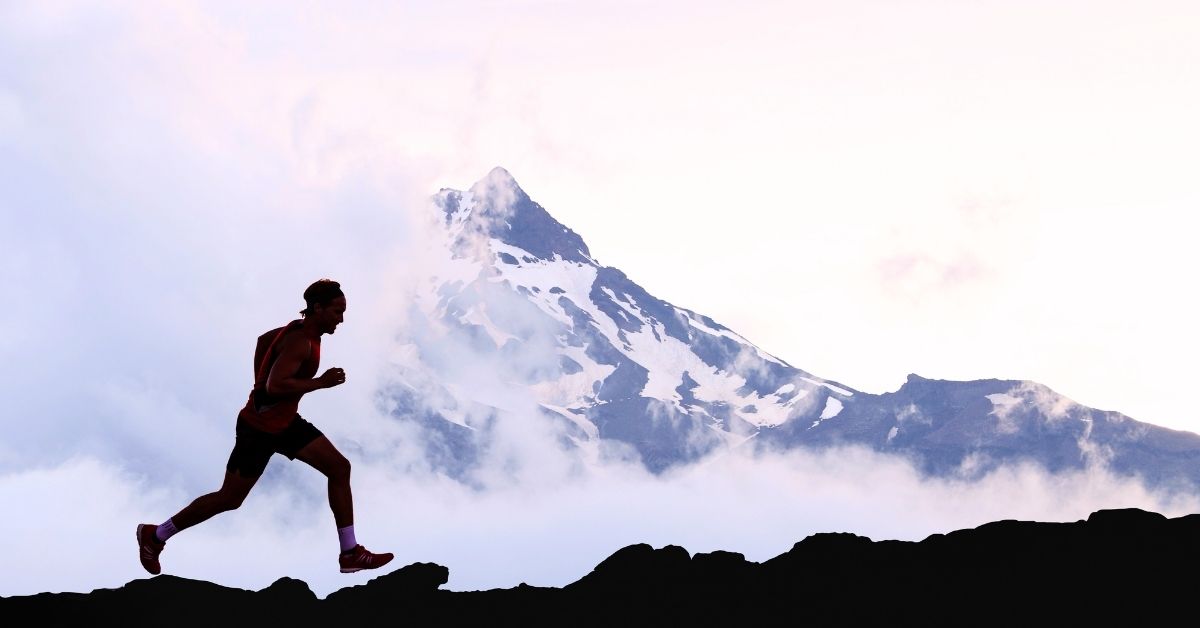 Progression en course à pied avec un coureur s’entraînant en montagne