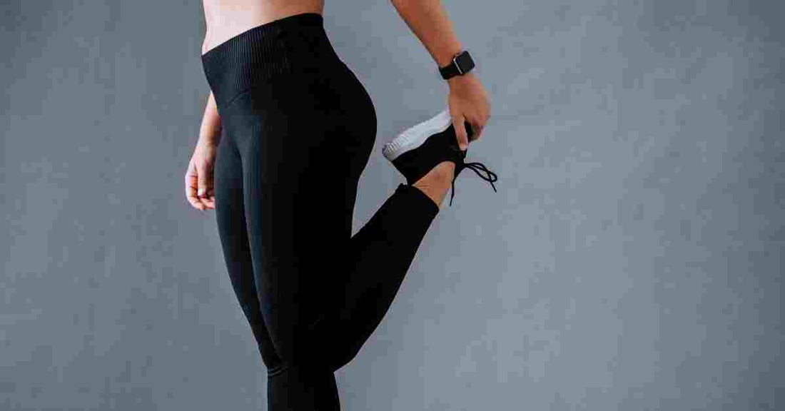 femme portant un legging de sport taille haute ajusté pour un maintien optimal pendant l’entraînement