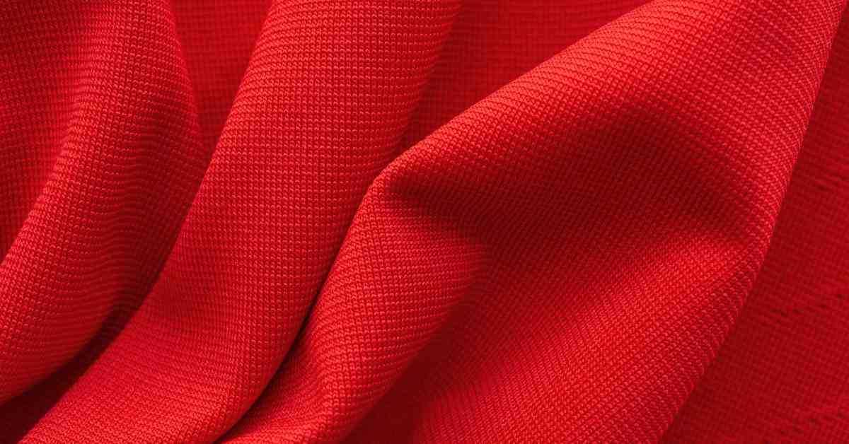 Polyester, polyamide, élasthanne… Le choix du tissu influence directement votre confort et vos performances. Découvrez quelles fibres privilégier selon votre sport.