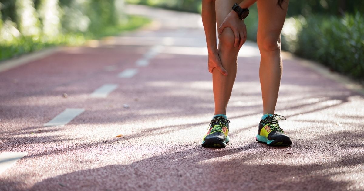 Jambes d’un traileur en course sur sentier, travail de stabilité et prévention