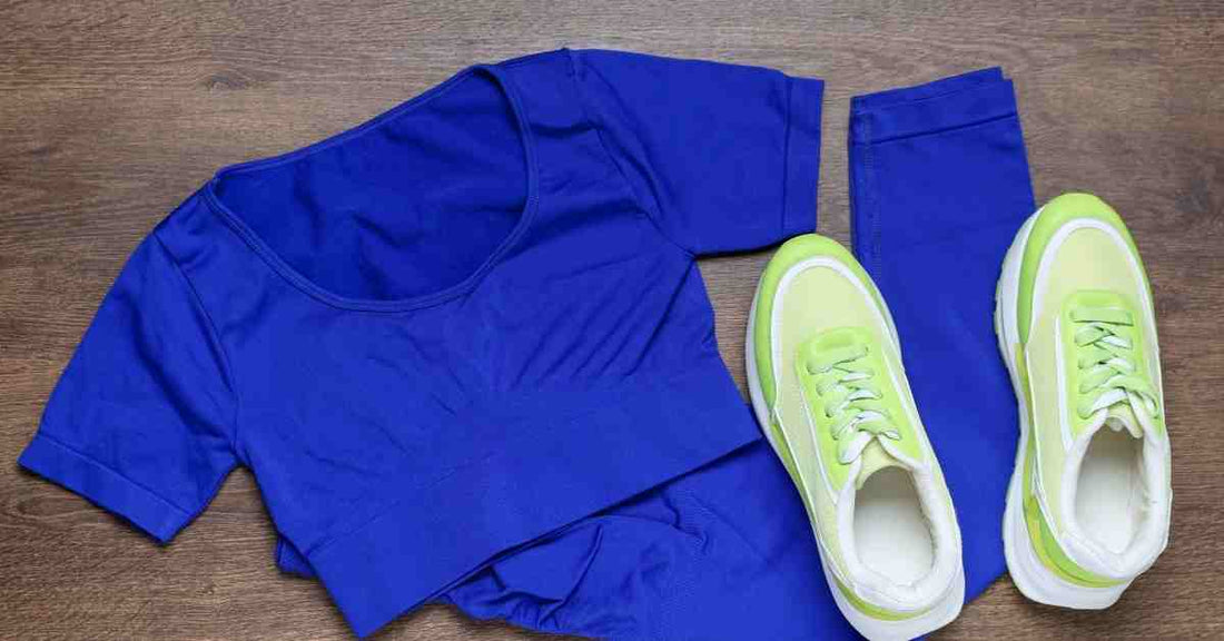 Tenue de sport avec t-shirt bleu et chaussures pour la salle de sport