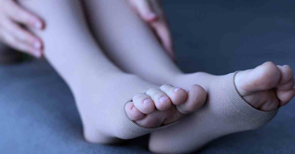 Bas de compression portés sur les pieds pour améliorer la circulation sanguine après le sport