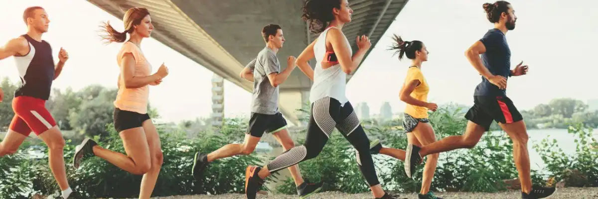 Groupe de coureurs débutants en course à pied 2025, entraînement urbain sous un pont, en short et cuissard technique