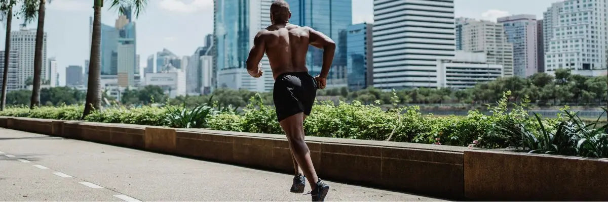 Coureur en cuissard running noir DekaTeamSports, entraînement urbain 2025 avec confort et performance