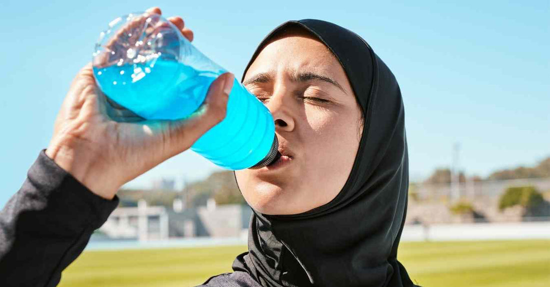 Eau plate, eau minérale ou électrolytes : que choisir pour courir ?