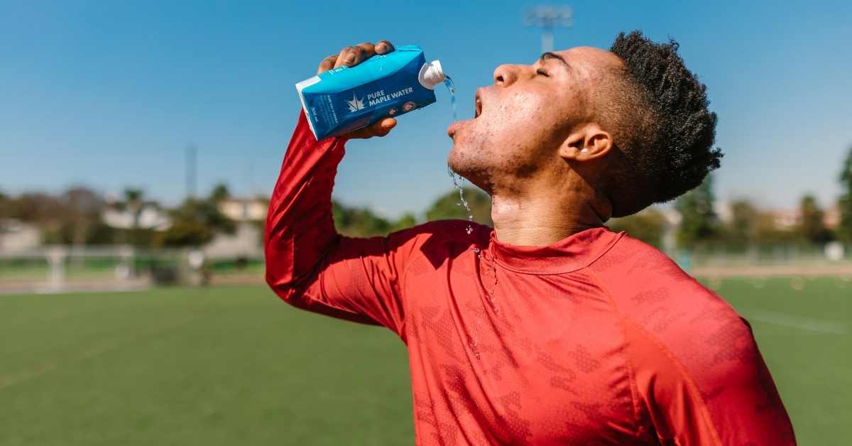 Faut-il boire avant d’avoir soif en running ? Guide complet pour optimiser votre hydratation