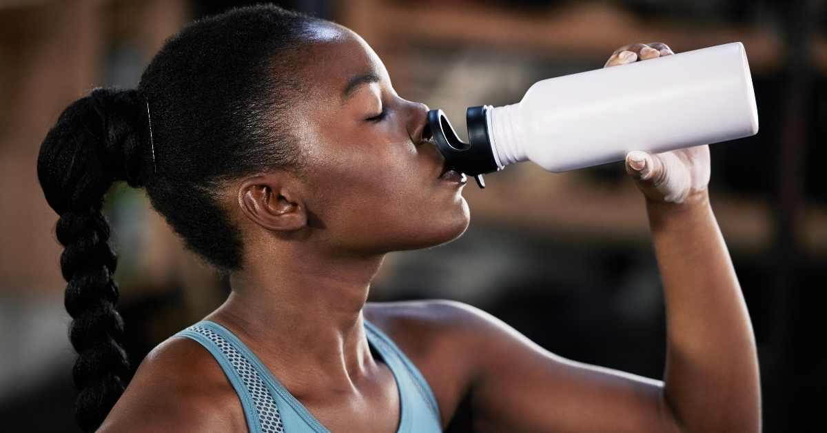 Trop boire en courant : quels risques pour la performance ?
