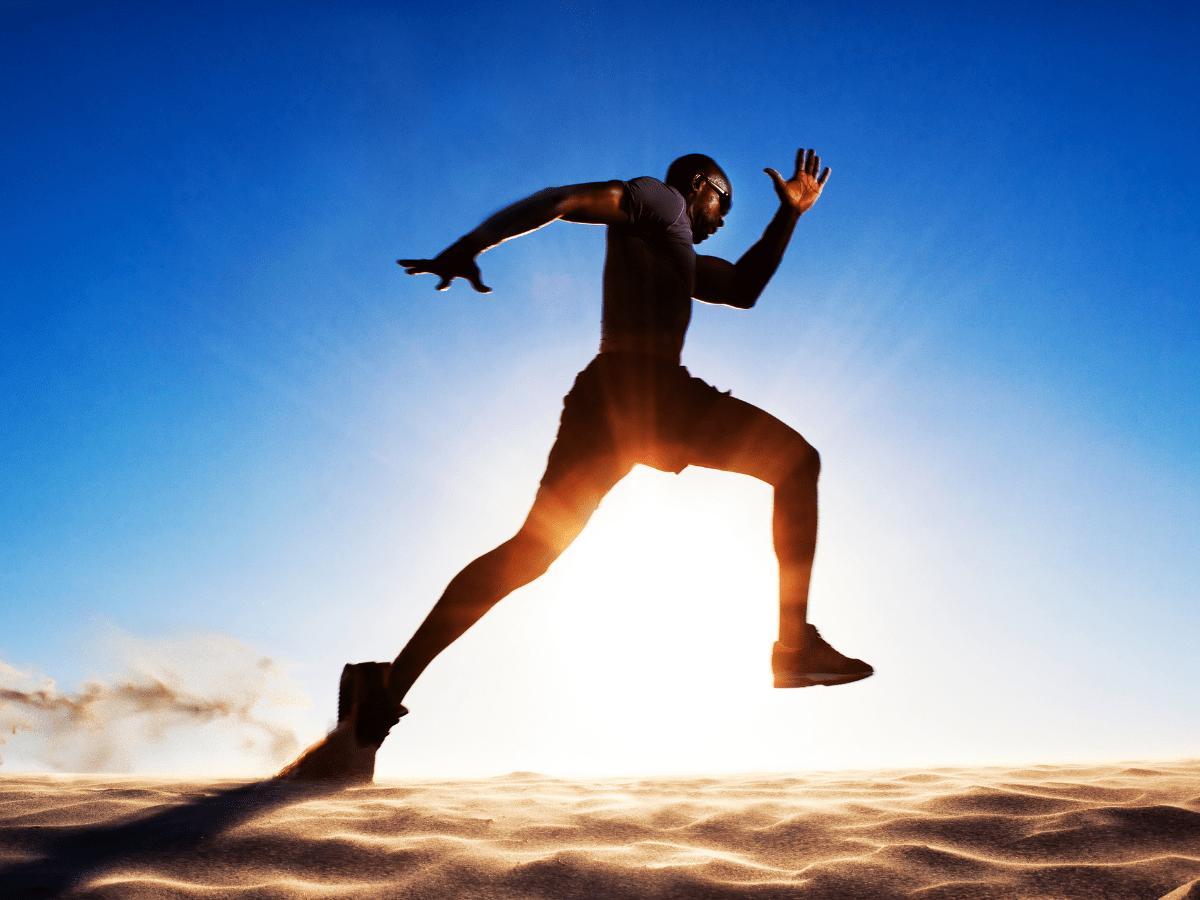  Homme en tenue de sport courant en plein air au lever du soleil – image représentant la performance, la discipline et l’énergie de la collection sport homme.