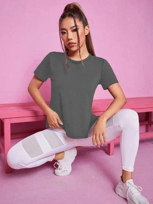 Ce débardeur gris pour femme est conçu pour le sport. Léger et respirant, il vous garde au frais et à l'aise durant vos activités physiques.