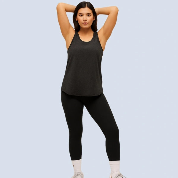 Femme portant un débardeur de sport noir classique