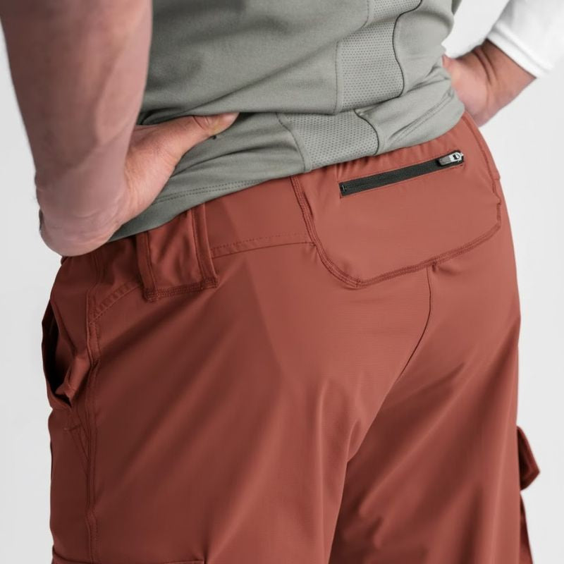 Jogger cargo homme Terracotta Intense en nylon & spandex stretch. Coupe ajustée avec poches latérales cargo, bas élastiqué et poche arrière zippée sécurisée. Idéal running, fitness et entraînement intensif.
