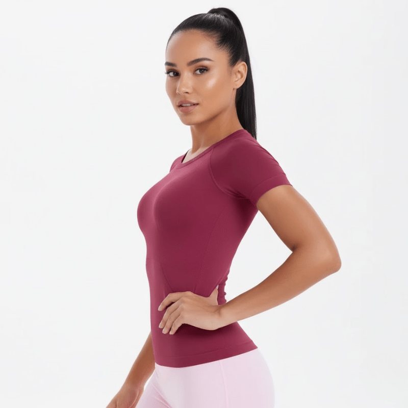 Une coupe ajustée qui met en valeur la taille et les épaules sans jamais comprimer. Ce t-shirt technique sublime tes lignes et t’offre un maintien naturel : tu te sens forte, droite, prête pour toutes tes séances.