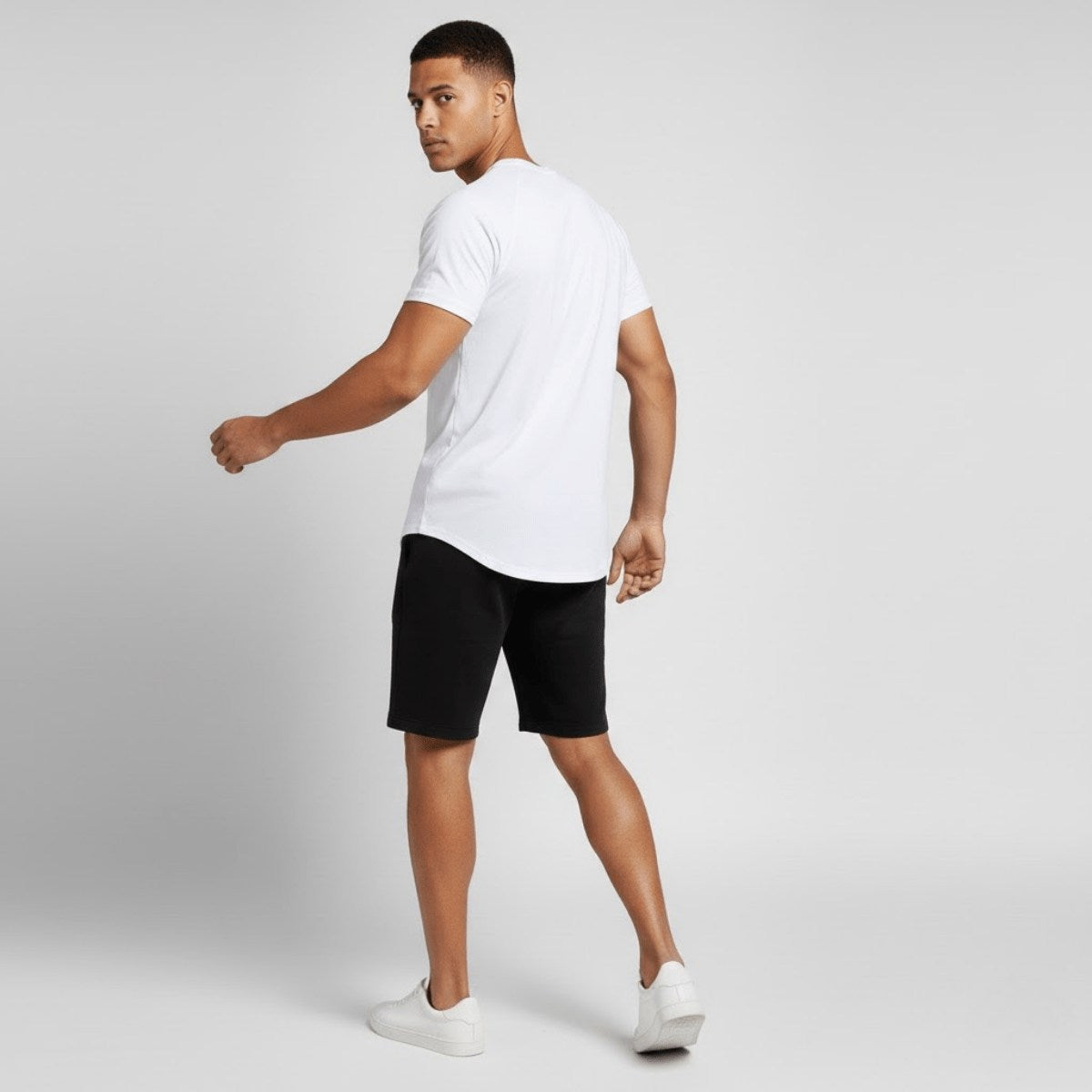 T-shirt de sport homme blanc porté, vue de dos, coupe longue et tombé fluide