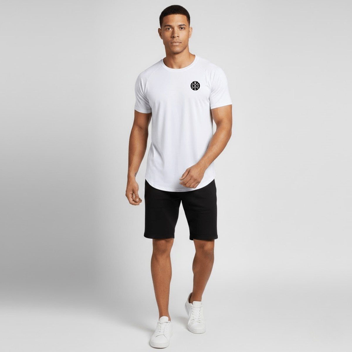 T-shirt de sport homme blanc porté, vue de face, coupe athlétique et respirante