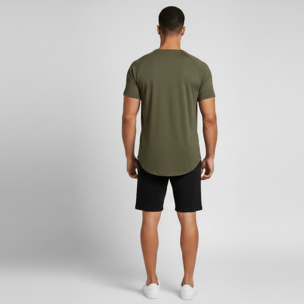 T-shirt de sport homme kaki porté, vue de dos, coupe athlétique et tombé long