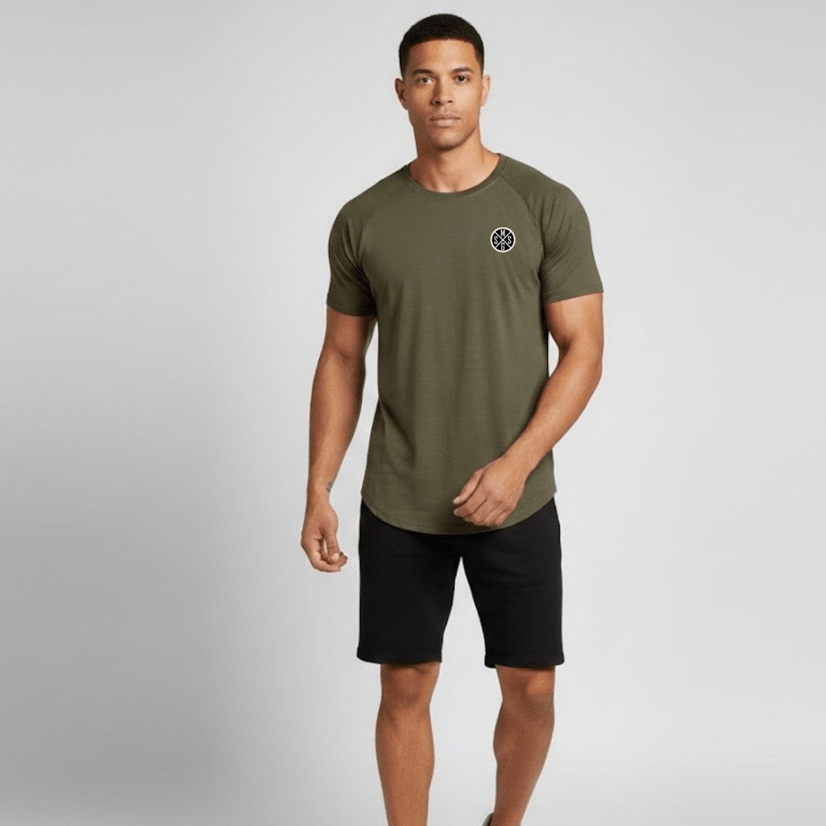 T-shirt de sport homme kaki porté, vue de face, coupe athlétique et respirante