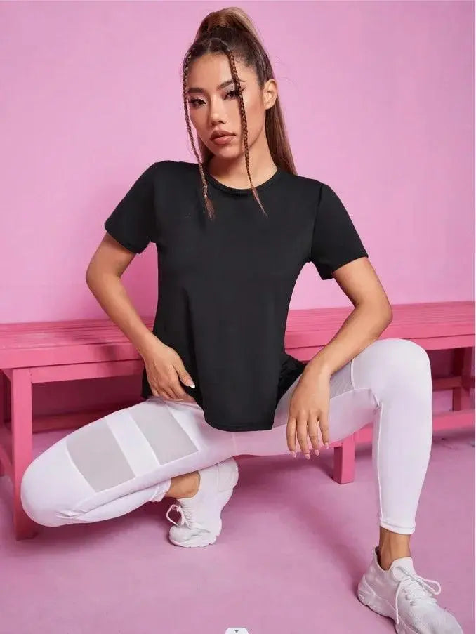 Notre t-shirt pour femme, avec technologie anti-transpirante, est idéal pour vos entraînements intensifs. Restez au sec et à l'aise, peu importe l'activité.