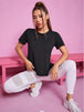 Notre t-shirt pour femme, avec technologie anti-transpirante, est idéal pour vos entraînements intensifs. Restez au sec et à l'aise, peu importe l'activité.