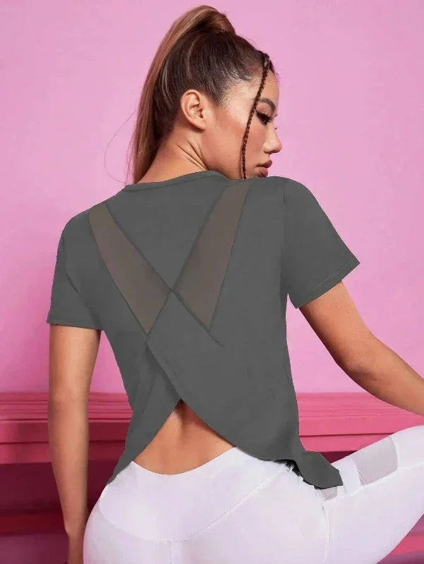 Ce t-shirt gris pour femme est conçu pour les sessions de fitness. Avec son design élégant et sa coupe ajustée, il vous accompagne dans toutes vos activités sportives.
