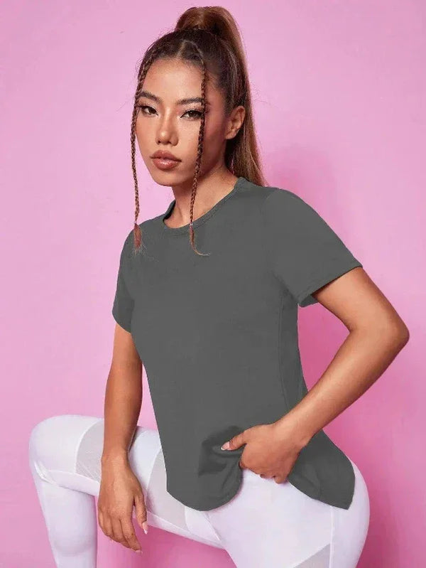 Notre t-shirt gris pour femme allie performance et style. Idéal pour vos entraînements ou vos sorties décontractées, il offre un confort durable.