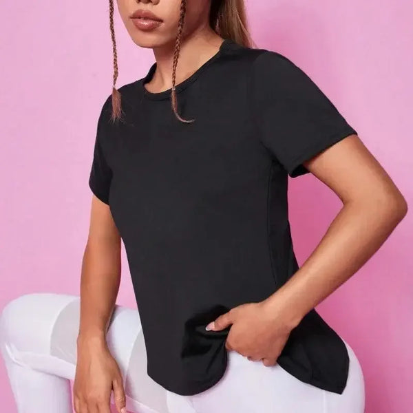 Optez pour notre t-shirt gris pour femme, parfait pour le yoga. Sa coupe légère et son tissu respirant assurent une liberté de mouvement et un confort optimal pendant vos séances.