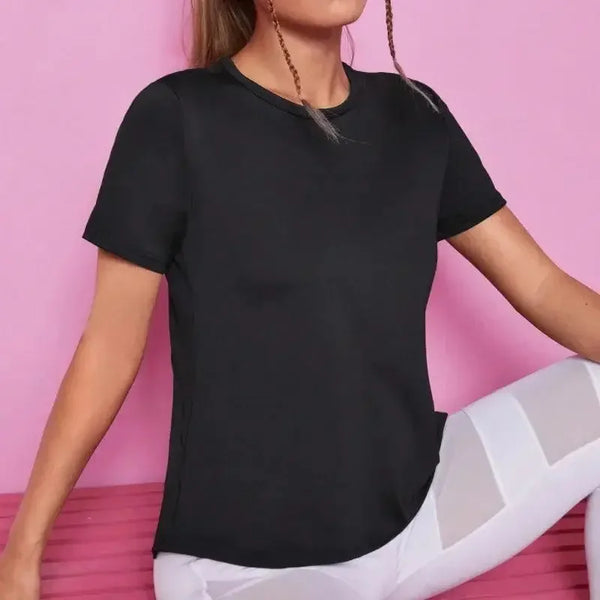 Découvrez notre t-shirt noir pour femme, idéal pour le sport. Conçu avec des matériaux respirants et anti-transpirants, il offre confort et performance pour toutes vos séances d'entraînement.