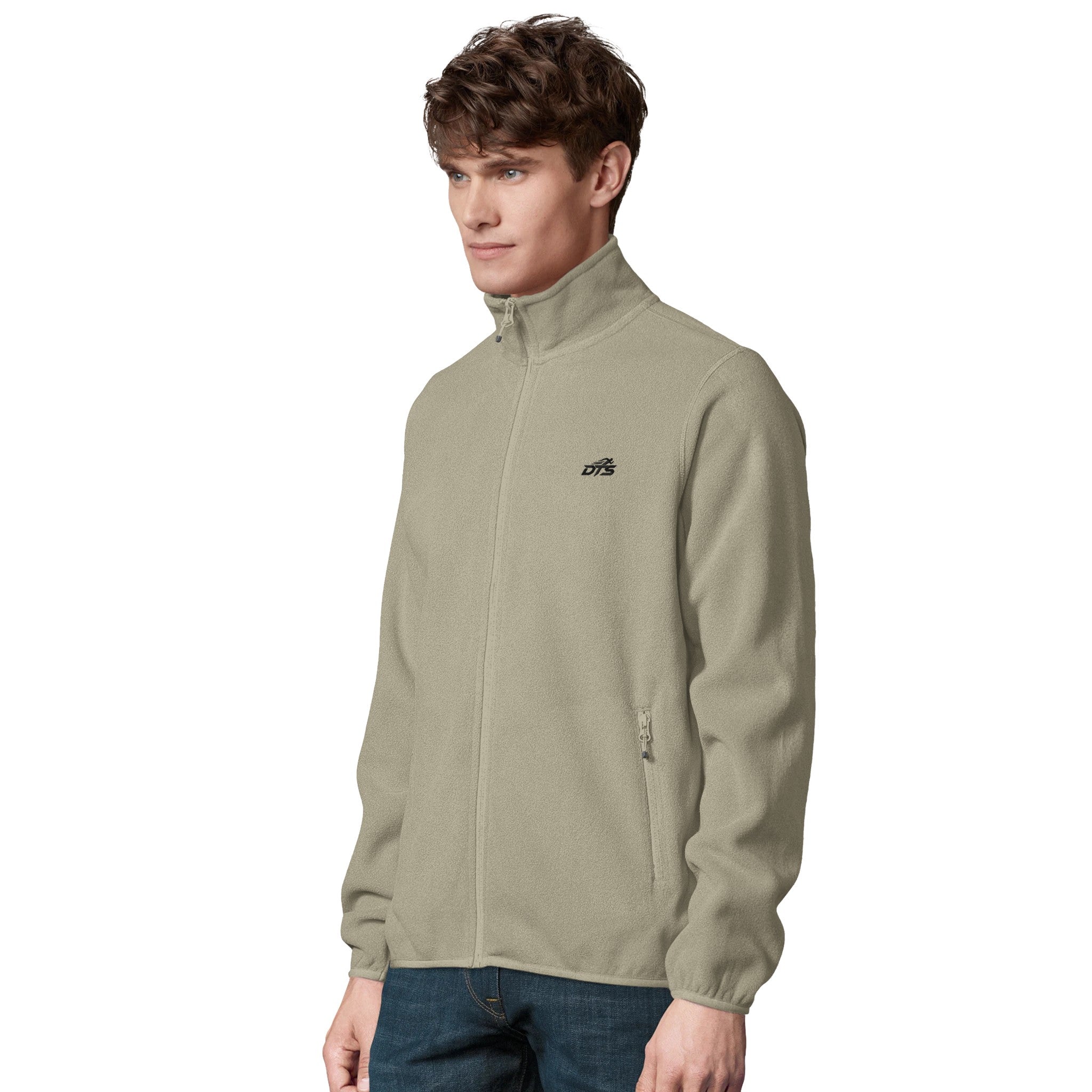 Homme portant une veste polaire beige sable DTS™ Essential avec fermeture zippée intégrale et logo noir brodé style lifestyle sportwear premium pour homme