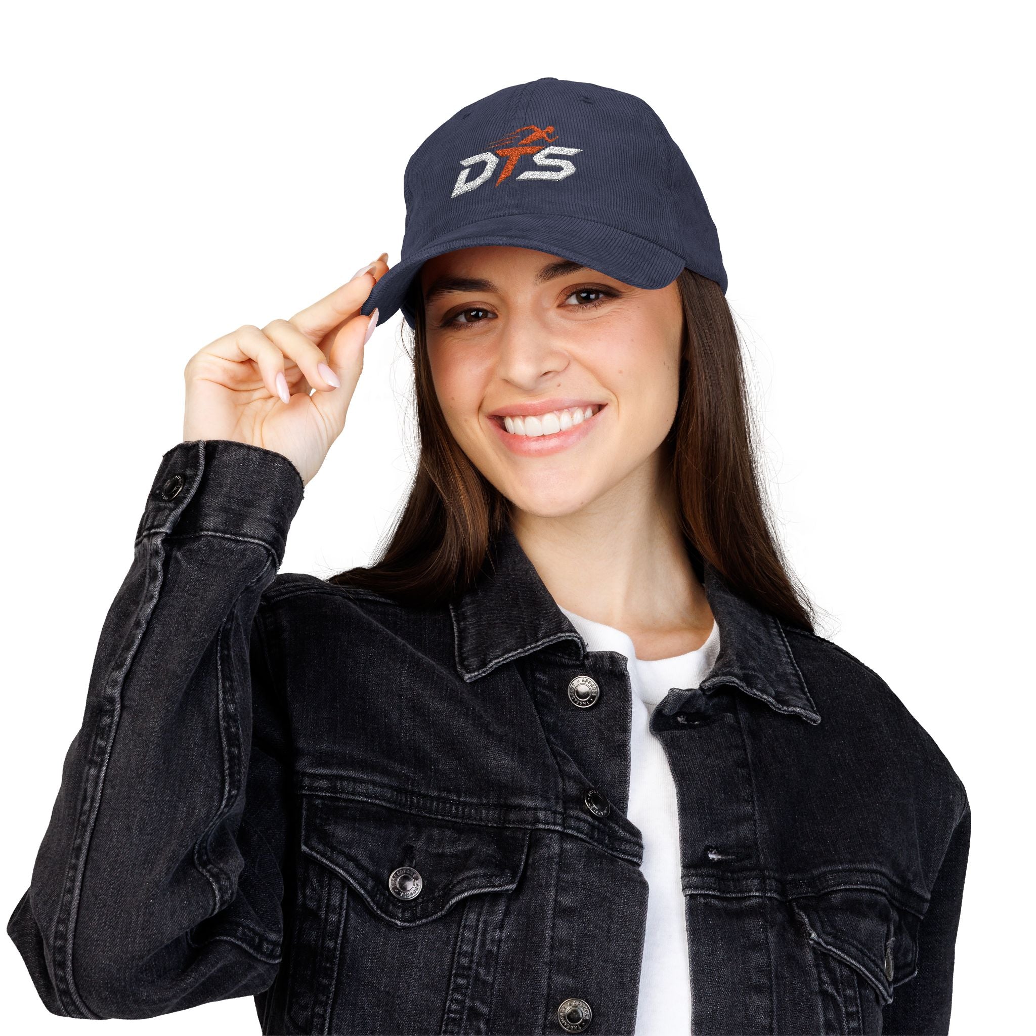 Casquette velours côtelé bleu marine DTS portée par une femme style sport streetwear premium