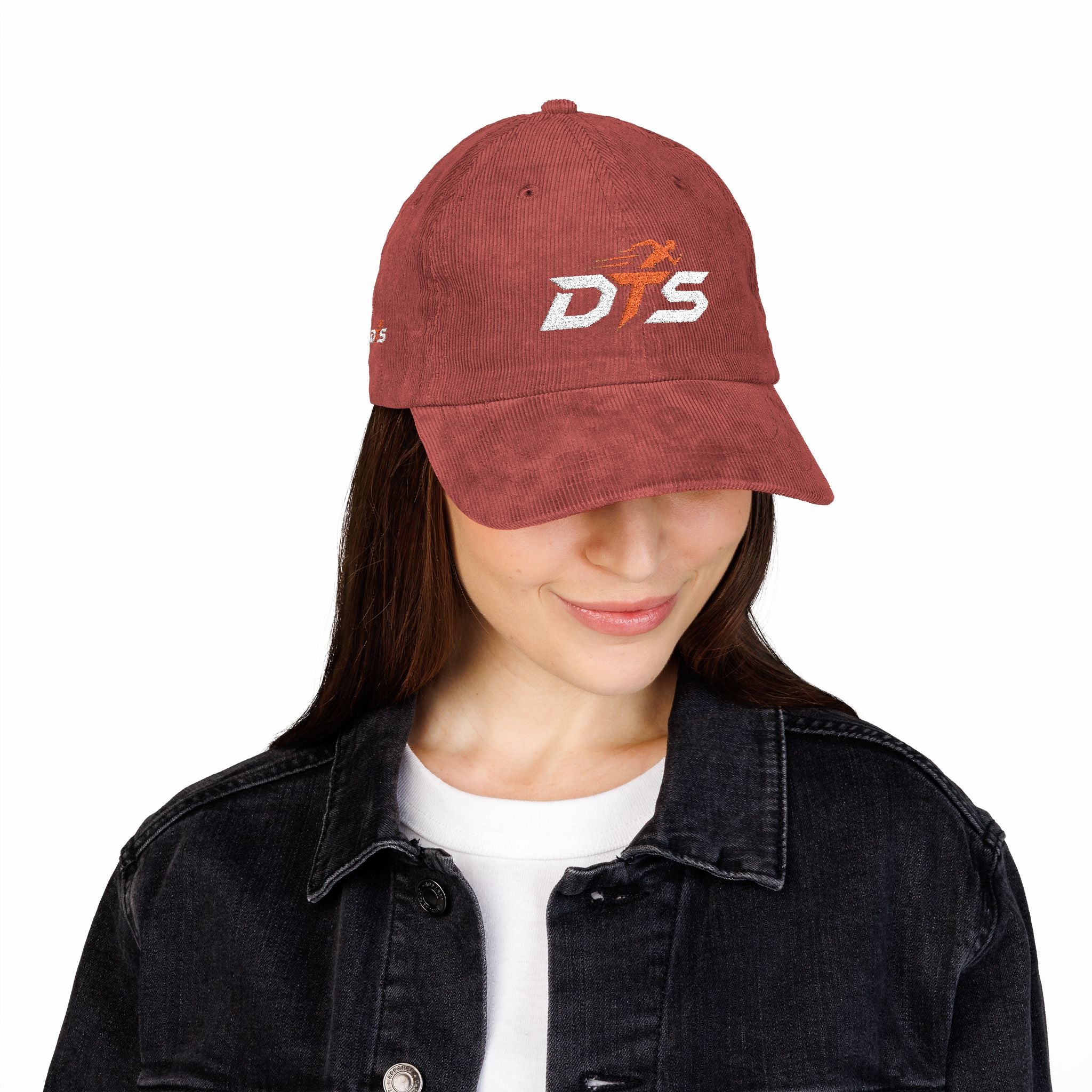 Femme portant une casquette velours côtelé bordeaux DTS style streetwear sport premium
